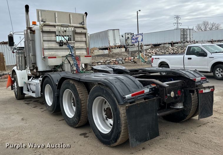 image for item DQ0600 2000 Freightliner  FLD120 semi truck