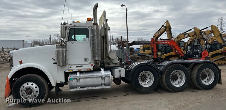 image for item DQ0600 2000 Freightliner  FLD120 semi truck