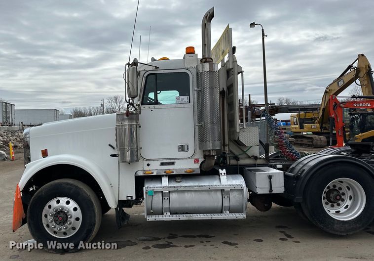 image for item DQ0600 2000 Freightliner  FLD120 semi truck