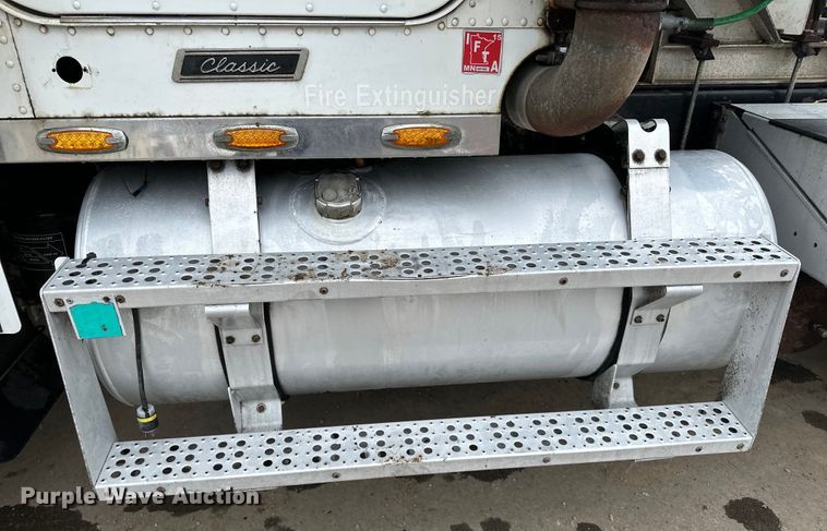 image for item DQ0600 2000 Freightliner  FLD120 semi truck