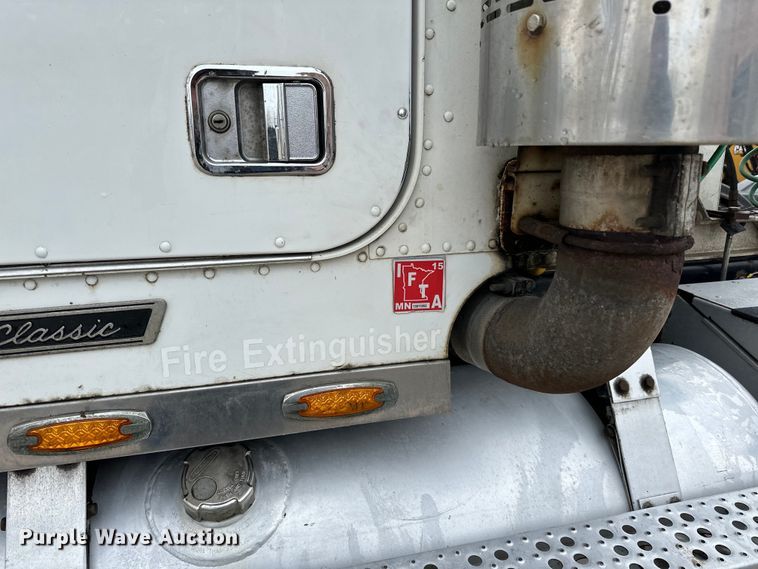 image for item DQ0600 2000 Freightliner  FLD120 semi truck