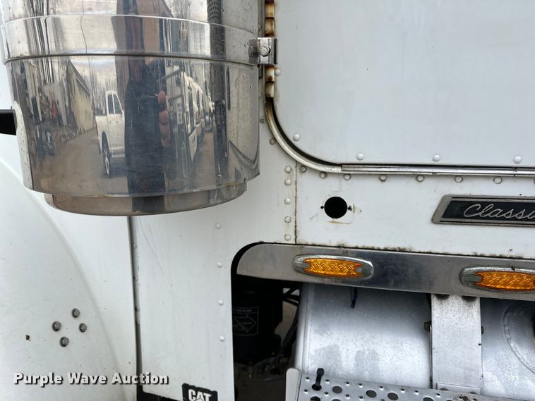 image for item DQ0600 2000 Freightliner  FLD120 semi truck