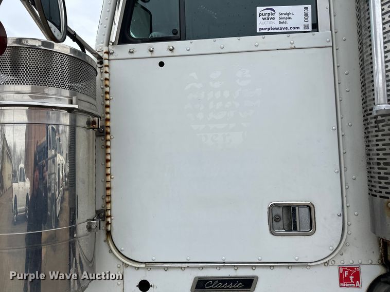 image for item DQ0600 2000 Freightliner  FLD120 semi truck