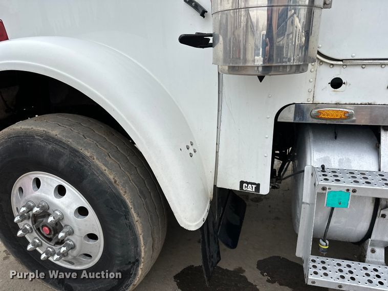 image for item DQ0600 2000 Freightliner  FLD120 semi truck