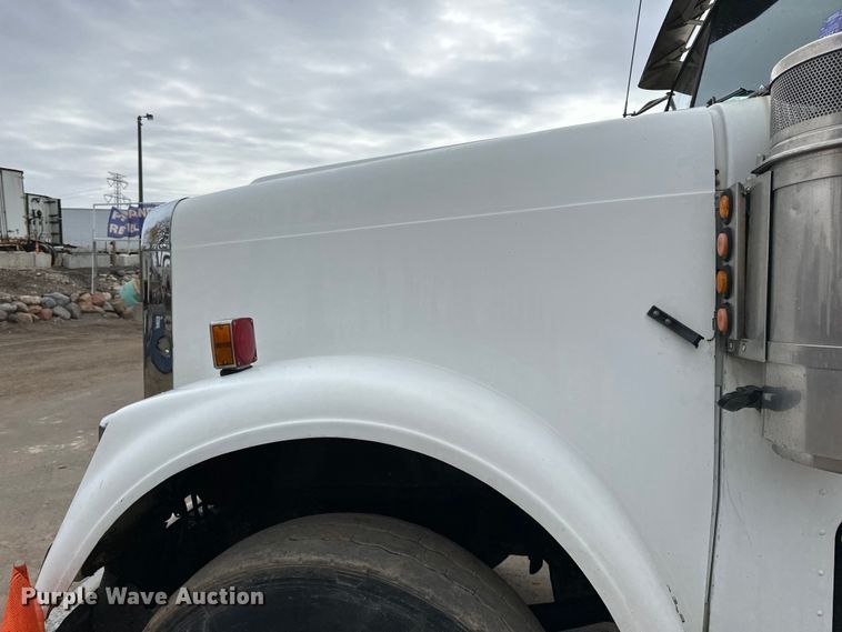 image for item DQ0600 2000 Freightliner  FLD120 semi truck