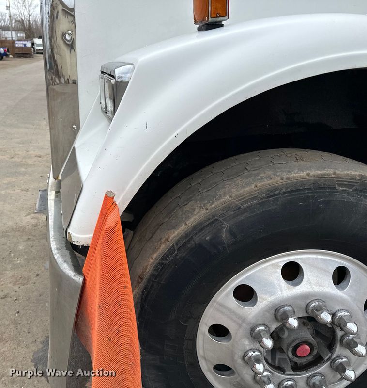 image for item DQ0600 2000 Freightliner  FLD120 semi truck