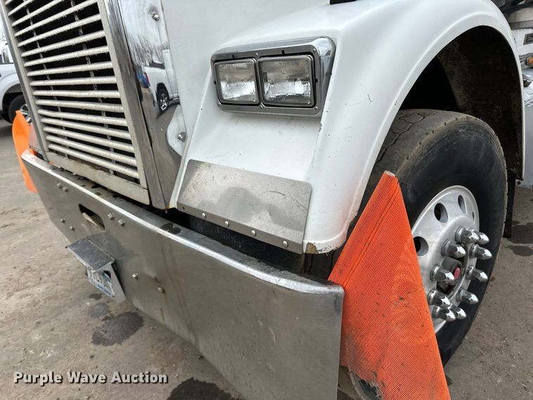 image for item DQ0600 2000 Freightliner  FLD120 semi truck