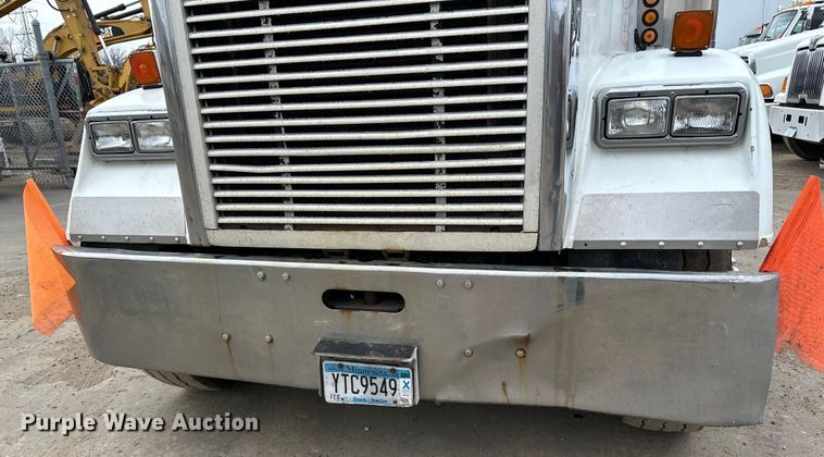 image for item DQ0600 2000 Freightliner  FLD120 semi truck