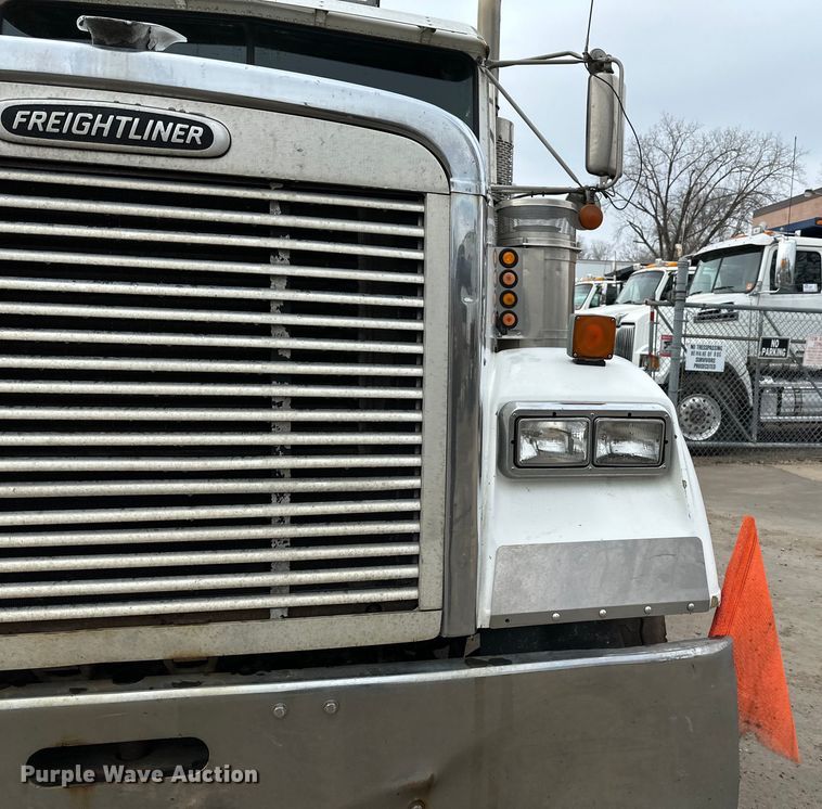 image for item DQ0600 2000 Freightliner  FLD120 semi truck