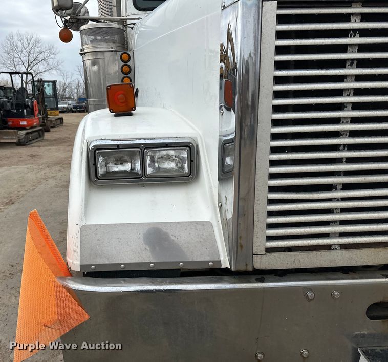 image for item DQ0600 2000 Freightliner  FLD120 semi truck