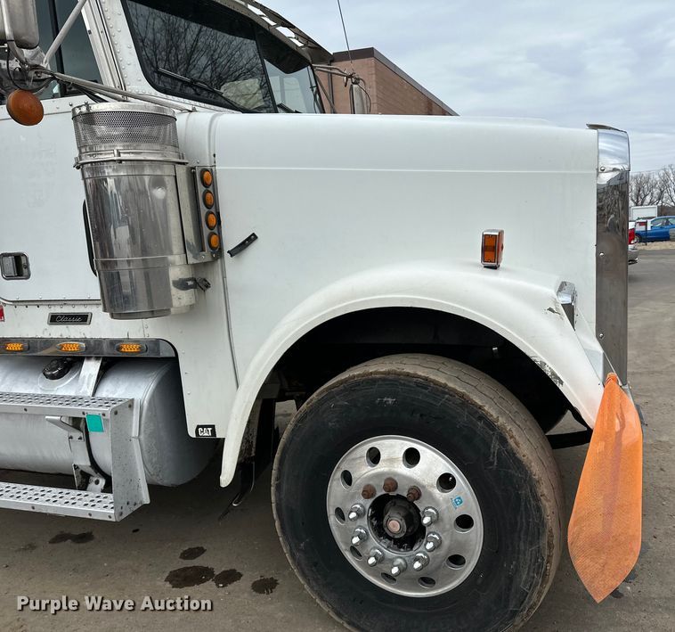 image for item DQ0600 2000 Freightliner  FLD120 semi truck