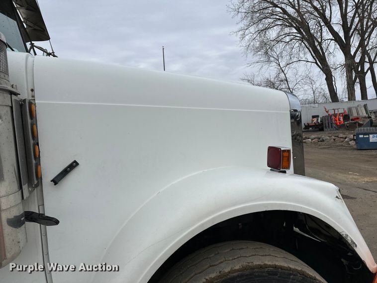 image for item DQ0600 2000 Freightliner  FLD120 semi truck