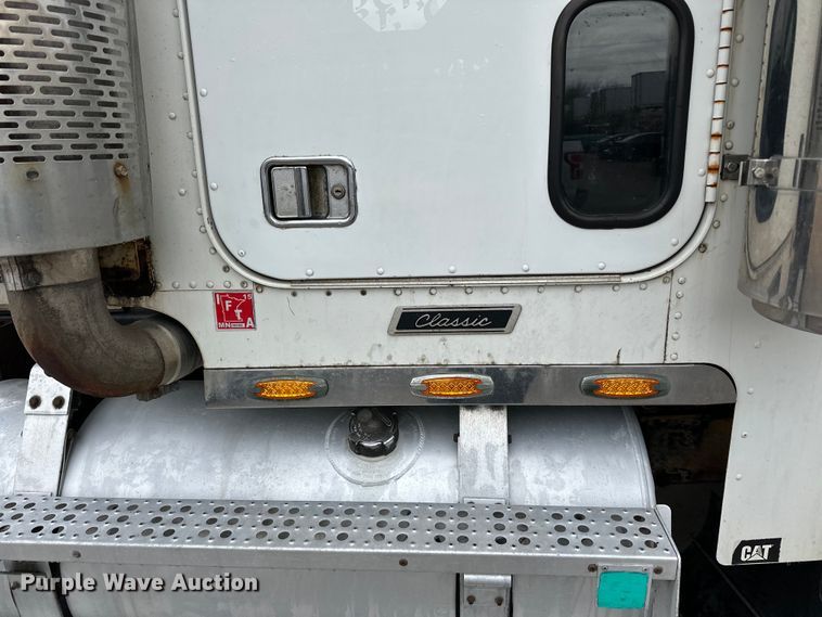 image for item DQ0600 2000 Freightliner  FLD120 semi truck