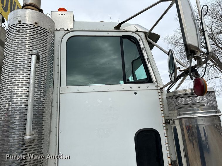 image for item DQ0600 2000 Freightliner  FLD120 semi truck