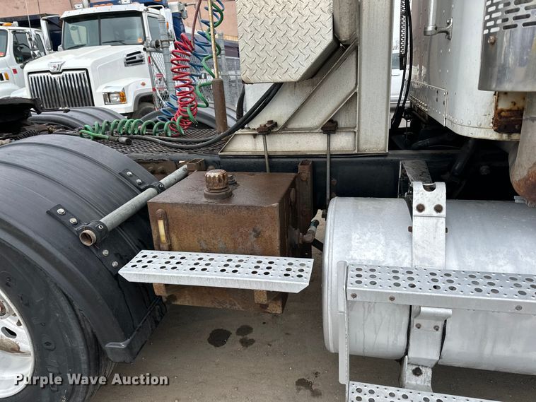 image for item DQ0600 2000 Freightliner  FLD120 semi truck