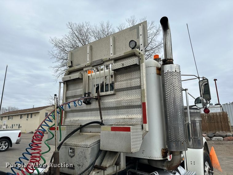 image for item DQ0600 2000 Freightliner  FLD120 semi truck