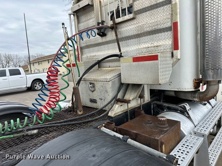 image for item DQ0600 2000 Freightliner  FLD120 semi truck