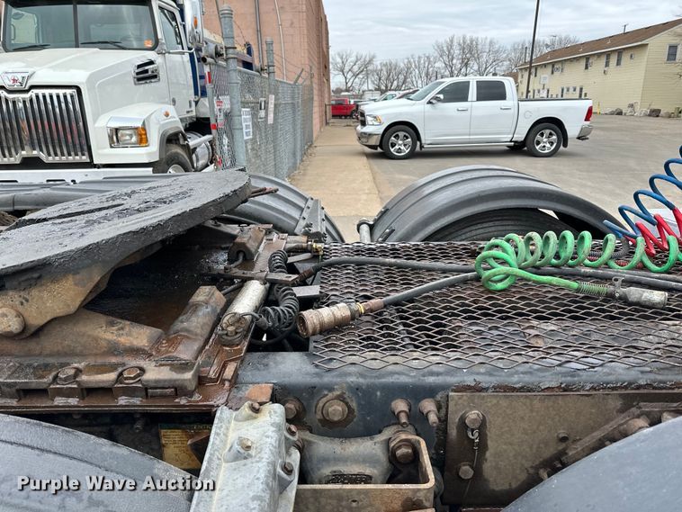 image for item DQ0600 2000 Freightliner  FLD120 semi truck