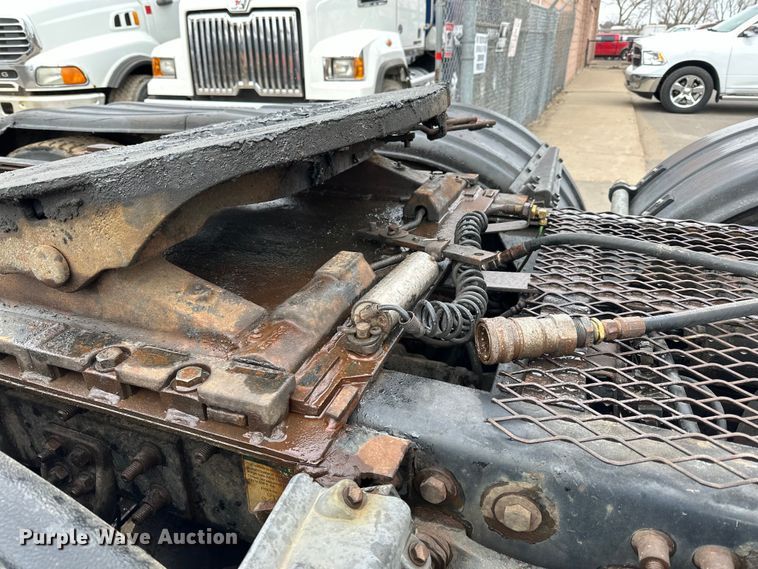 image for item DQ0600 2000 Freightliner  FLD120 semi truck