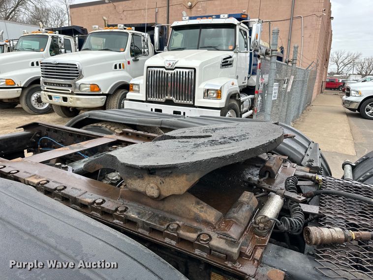 image for item DQ0600 2000 Freightliner  FLD120 semi truck