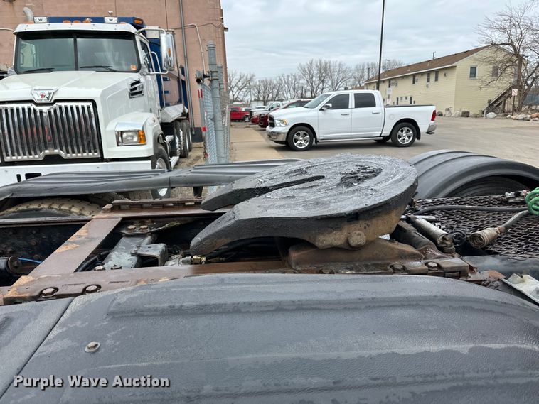 image for item DQ0600 2000 Freightliner  FLD120 semi truck