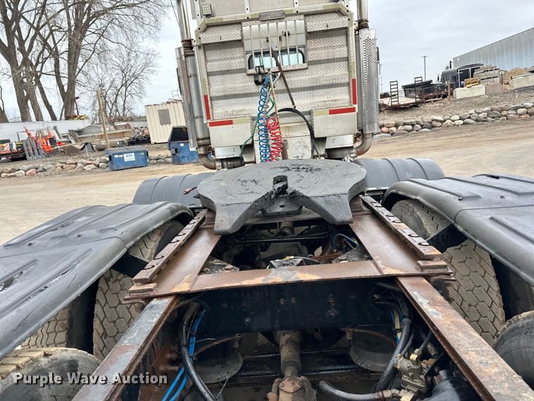 image for item DQ0600 2000 Freightliner  FLD120 semi truck