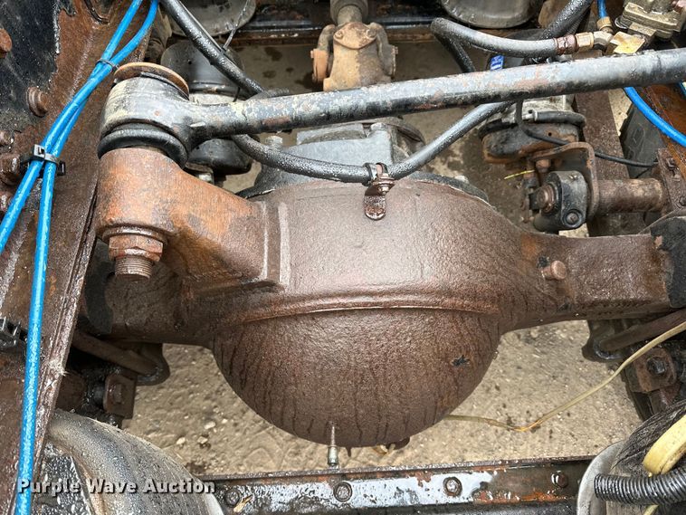 image for item DQ0600 2000 Freightliner  FLD120 semi truck