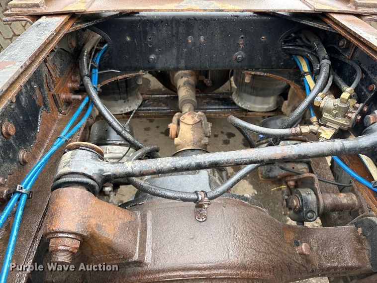 image for item DQ0600 2000 Freightliner  FLD120 semi truck