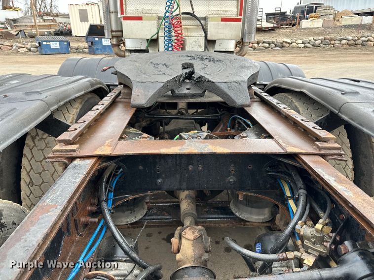 image for item DQ0600 2000 Freightliner  FLD120 semi truck