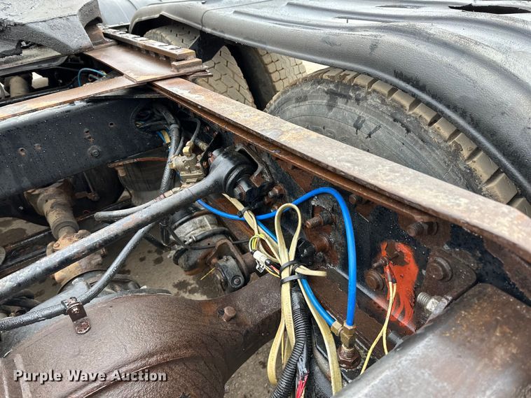 image for item DQ0600 2000 Freightliner  FLD120 semi truck