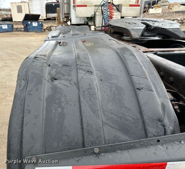 image for item DQ0600 2000 Freightliner  FLD120 semi truck