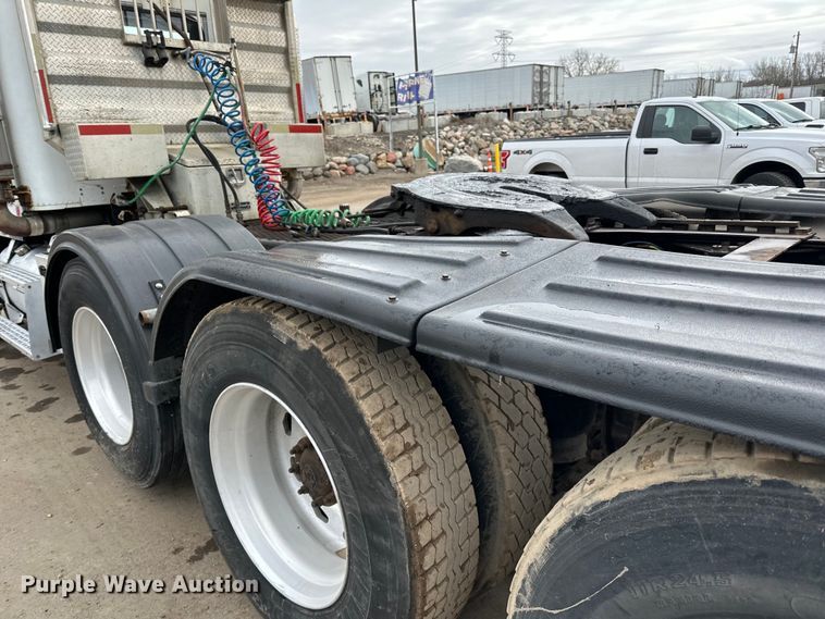 image for item DQ0600 2000 Freightliner  FLD120 semi truck