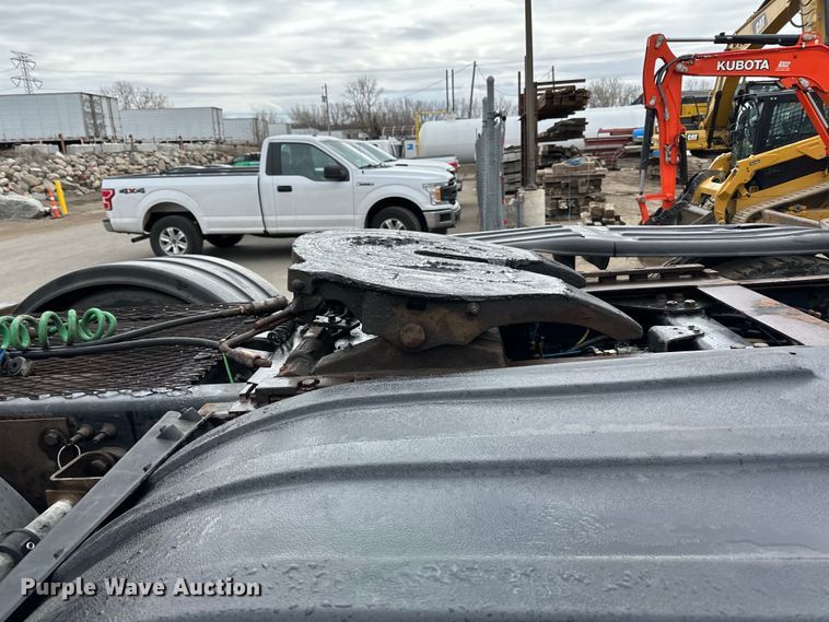 image for item DQ0600 2000 Freightliner  FLD120 semi truck