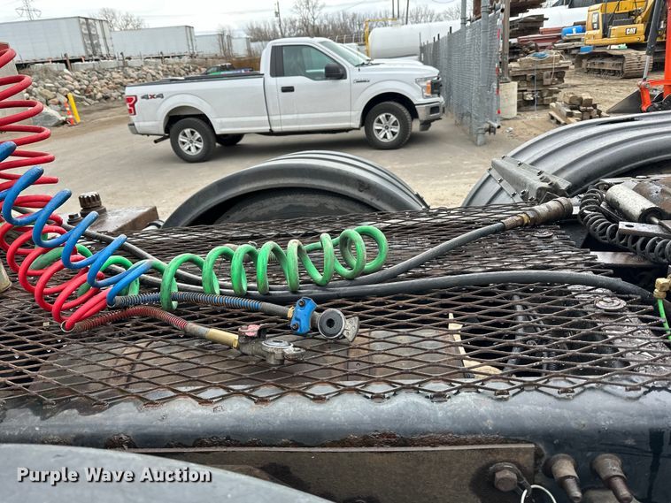 image for item DQ0600 2000 Freightliner  FLD120 semi truck