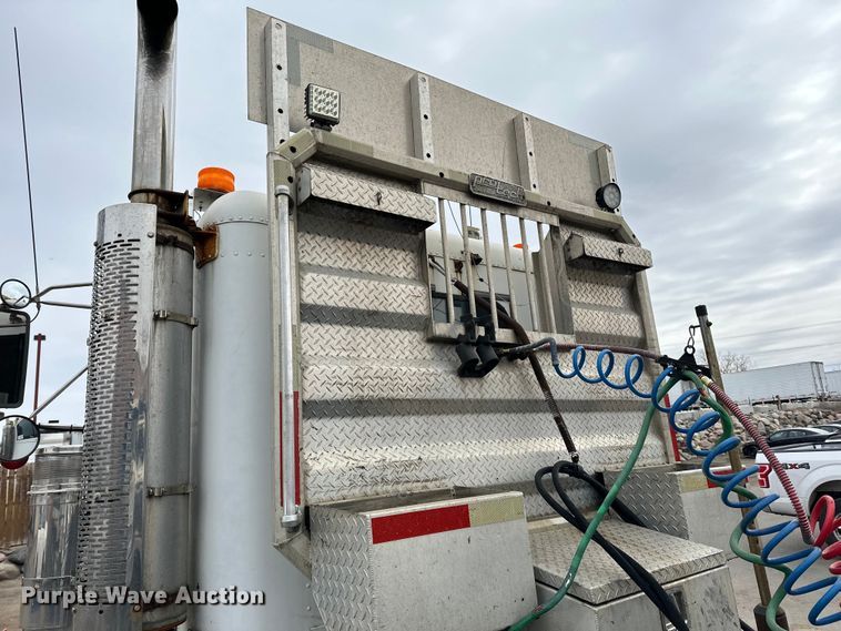 image for item DQ0600 2000 Freightliner  FLD120 semi truck