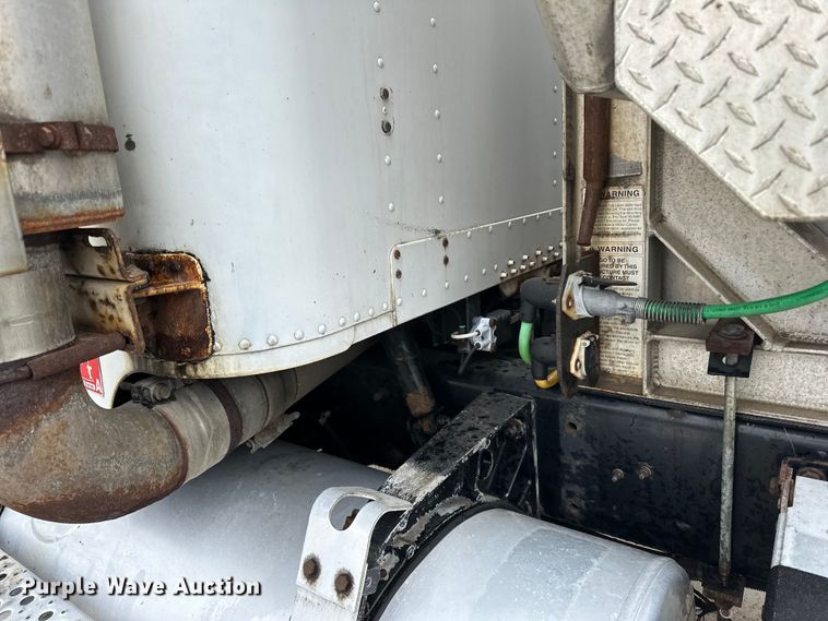 image for item DQ0600 2000 Freightliner  FLD120 semi truck