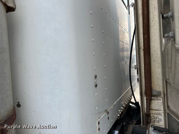 image for item DQ0600 2000 Freightliner  FLD120 semi truck