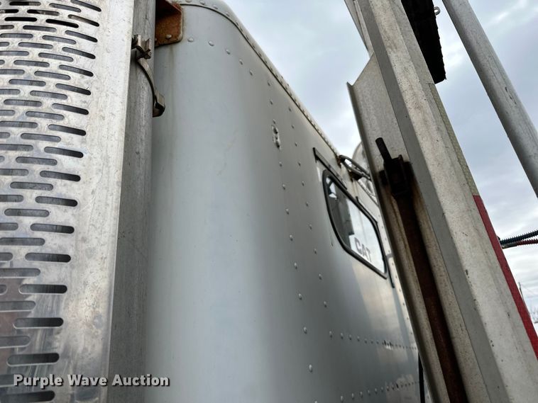 image for item DQ0600 2000 Freightliner  FLD120 semi truck