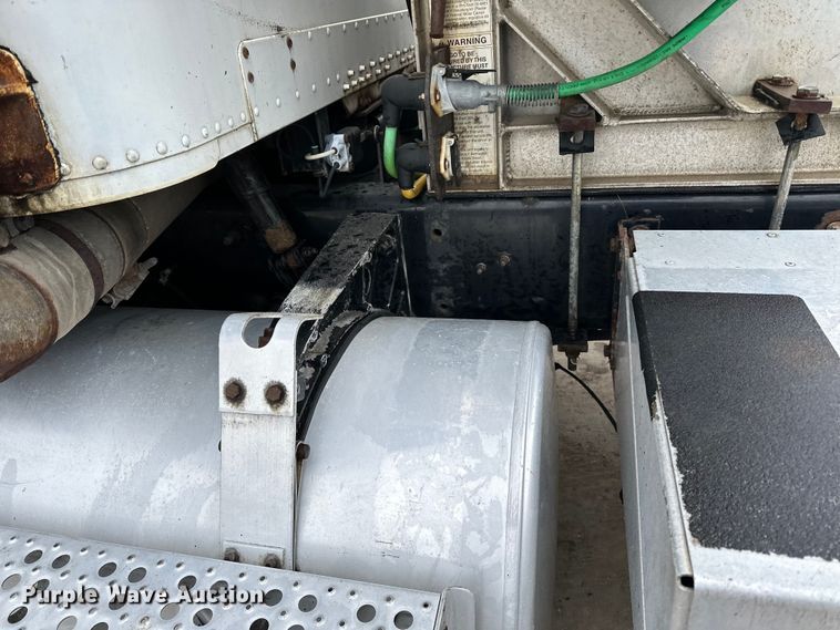 image for item DQ0600 2000 Freightliner  FLD120 semi truck