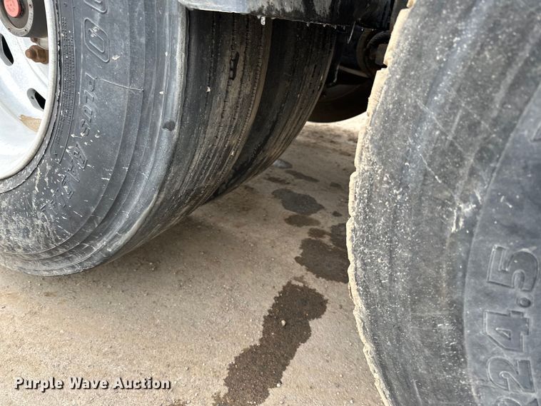 image for item DQ0600 2000 Freightliner  FLD120 semi truck