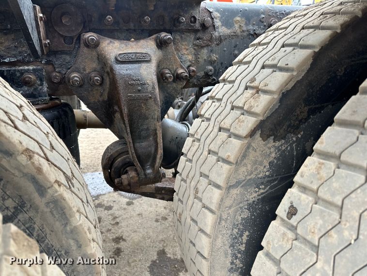 image for item DQ0600 2000 Freightliner  FLD120 semi truck