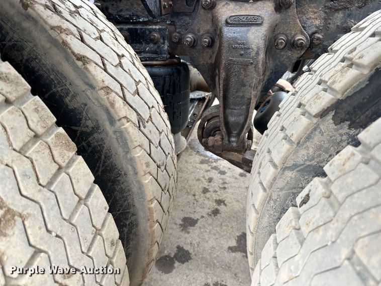 image for item DQ0600 2000 Freightliner  FLD120 semi truck