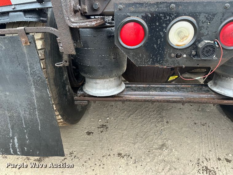 image for item DQ0600 2000 Freightliner  FLD120 semi truck