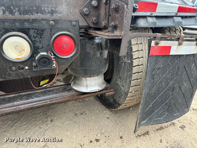 image for item DQ0600 2000 Freightliner  FLD120 semi truck