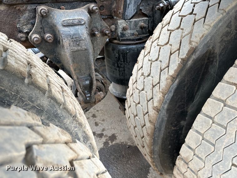 image for item DQ0600 2000 Freightliner  FLD120 semi truck