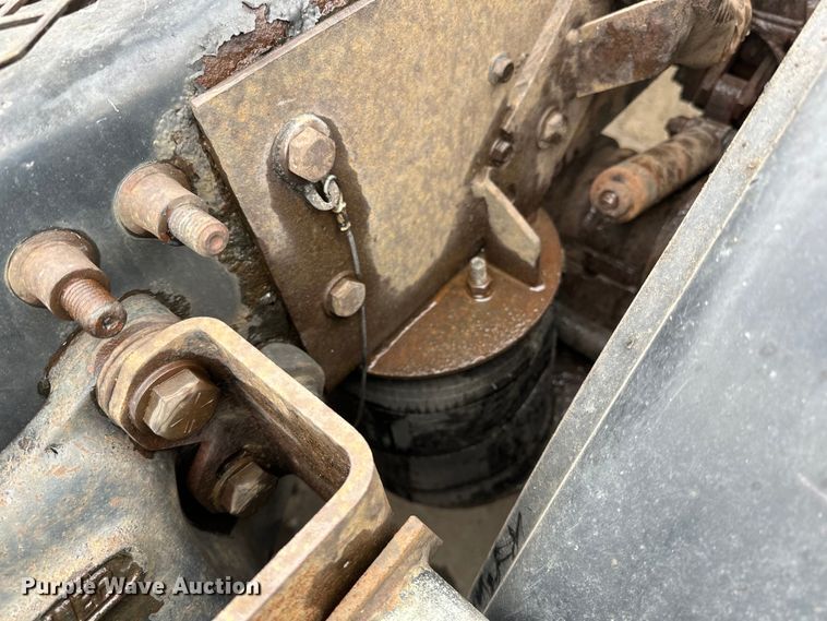 image for item DQ0600 2000 Freightliner  FLD120 semi truck