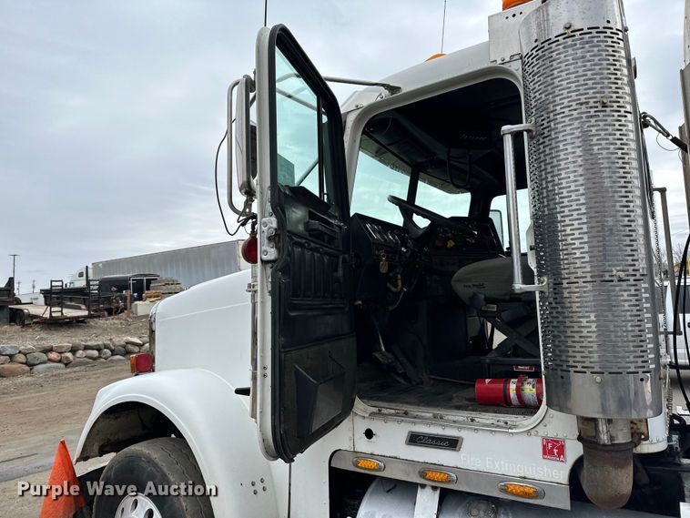 image for item DQ0600 2000 Freightliner  FLD120 semi truck