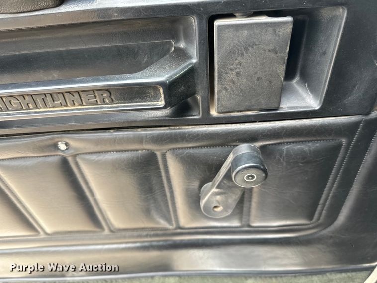 image for item DQ0600 2000 Freightliner  FLD120 semi truck