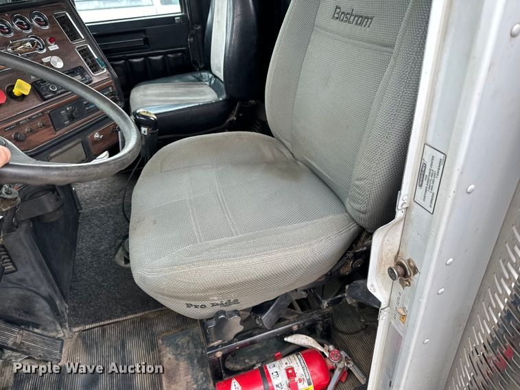 image for item DQ0600 2000 Freightliner  FLD120 semi truck