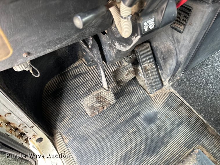 image for item DQ0600 2000 Freightliner  FLD120 semi truck